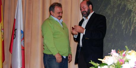 Federico Ramírez recibiendo la Estalactita de Plata