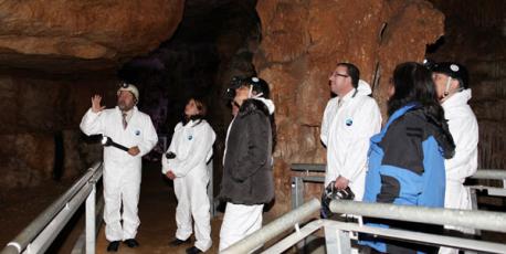 Día 18.<br>Visita de autoridades y prensa a la Cueva de Los Franceses dirigida por el Presidente de ACTE.