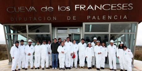 Día 19.<br>Visita de los empresarios de la zona a la Cueva de Los Franceses dirigida por el Presidente del Comité Científico.