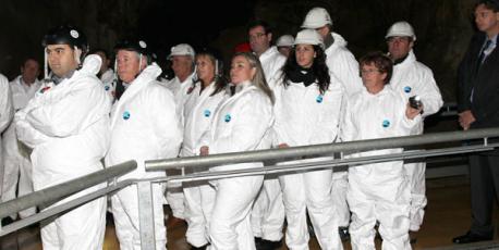 Día 19.<br>Visita de los empresarios de la zona a la Cueva de Los Franceses dirigida por el Presidente del Comité Científico.